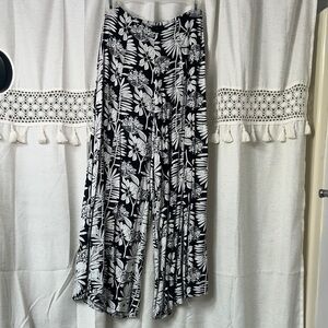 Kendall & Kylie Black and White Floral Wide-Leg Pull-On Pants